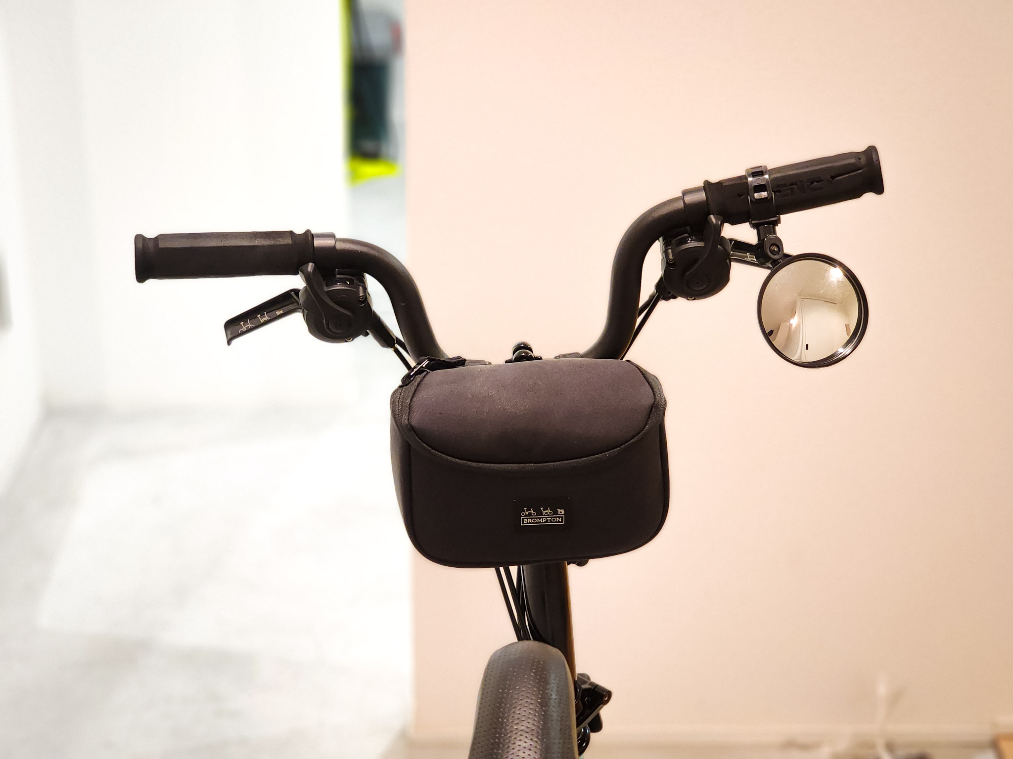 ブロンプトンのハンドルバーにメトロポーチを取り付けて自転車の鍵をしまっておこう
