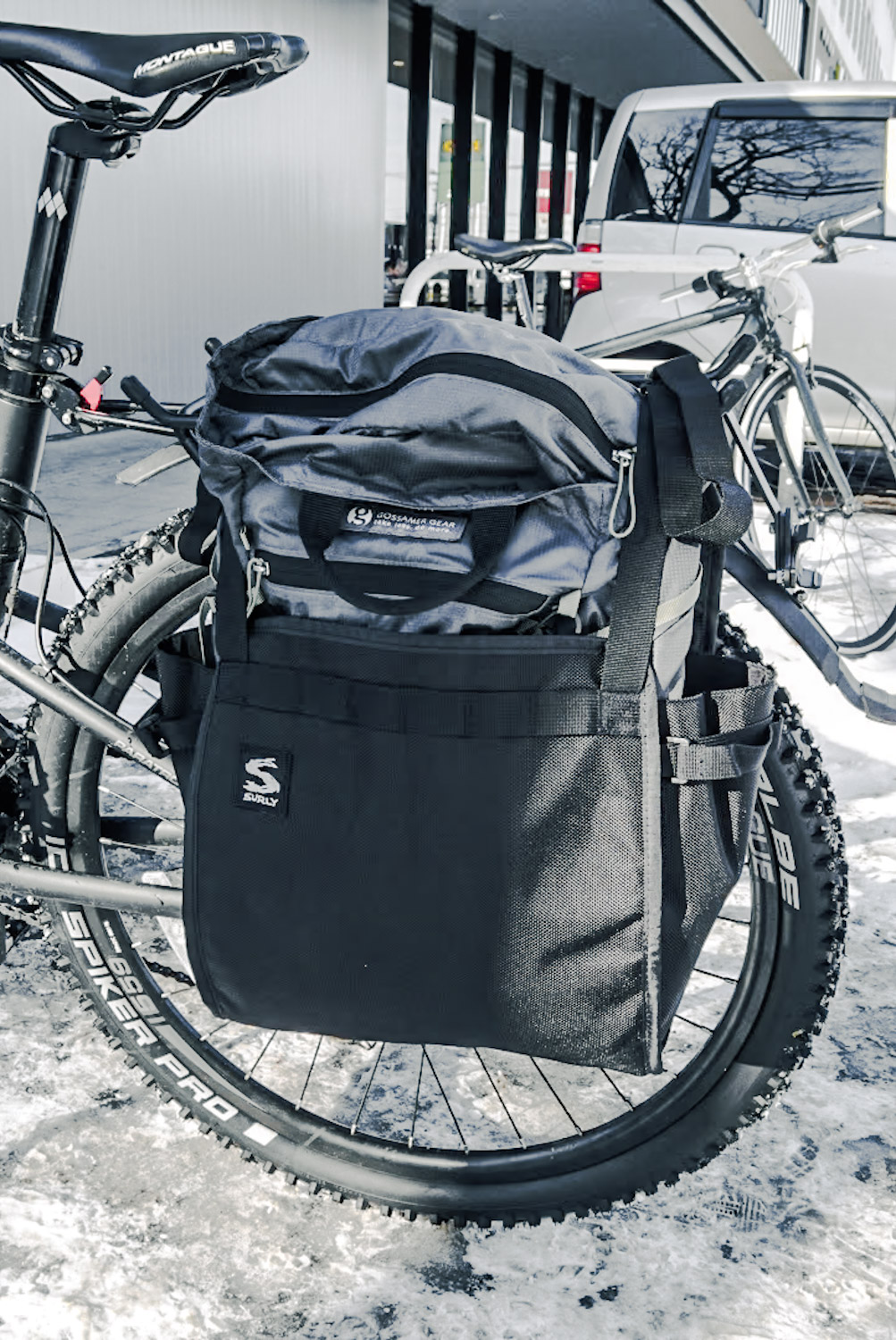 冬といえどバックパックを背負っての自転車通勤は背中の汗が不快なのでSurlyのグロッサリーバッグを装着した。