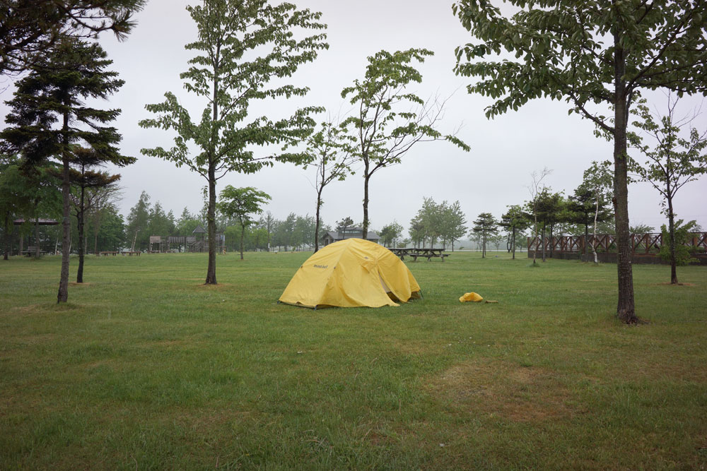 雨の中　テントでまったり　楽しいな（南幌リバーサイド公園キャンプ場）