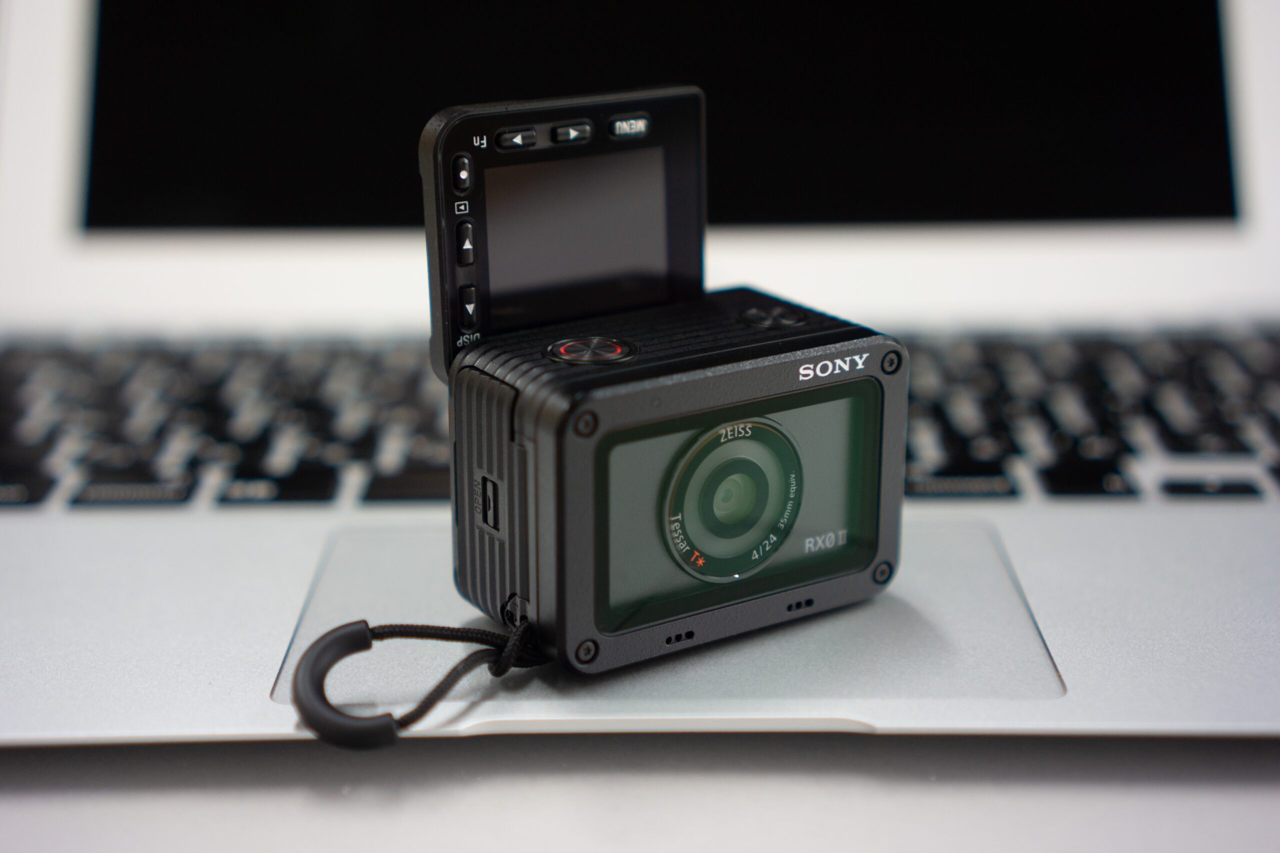 防水で1インチセンサー搭載の変態カメラ「SONY DSC-RX0M2」を買った